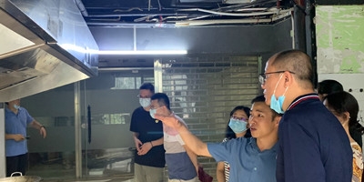 環(huán)保局領(lǐng)導蒞臨越秀區(qū)對壹指藍油煙凈化機的市場使用情況